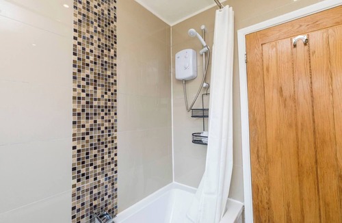 Crawley City Centre House | Hazel House, 3BR, Crawley, Free Wifi, Parking , Gatwick