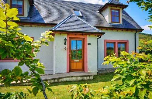 Blairgowrie Cottage | HAZEL LODGE, pet friendly, with open fire in Alyth