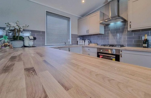 Low Gate Ski Chalet | Hazelwood Deluxe Lodge