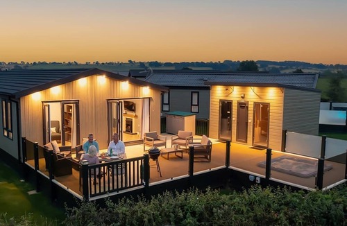 Low Gate Ski Chalet | Hazelwood Deluxe Lodge