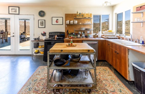 Morongo Valley House | HDP The Compound - Sleeps 16+, Perfect for Groups