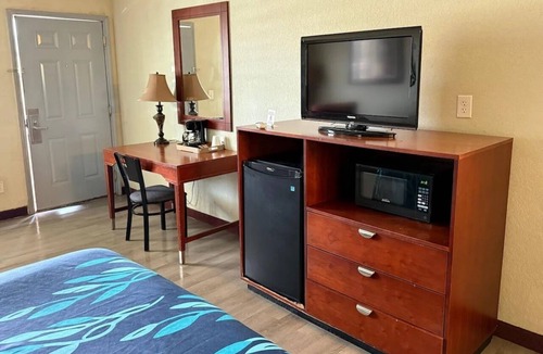 Pearsall Hotel | Head to Frio Park Trails from King Accommodation | Free Parking