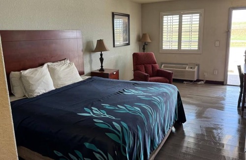 Pearsall Hotel | Head to Frio Park Trails from King Accommodation | Free Parking