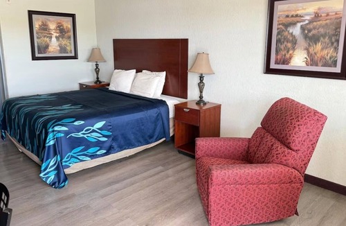 Pearsall Hotel | Head to Frio Park Trails from King Accommodation | Free Parking