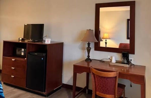 Pearsall Hotel | Head to Frio Park Trails from King Accommodation | Free Parking