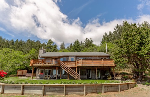 Brookings House | Headland- Oceanfront Family Friendly