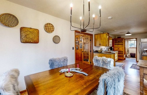 Roseburg House | Healing riverside sanctuary, firepit, library room