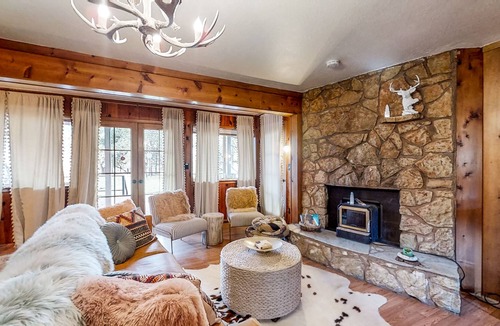 Roseburg House | Healing riverside sanctuary, firepit, library room
