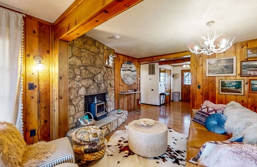 Roseburg House | Healing riverside sanctuary, firepit, library room