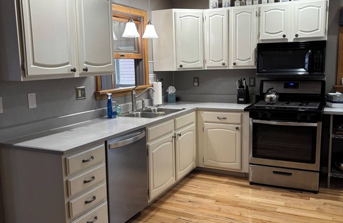 North East House | Heard it Through the Grapevine is a charming 3 - bedroom house in North East PA.