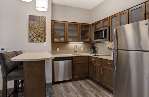 Overland Park Apartment | Hearing Accessible 1-Bedroom Suite w/Kitchen