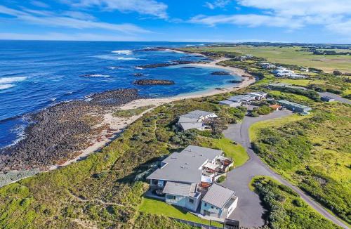 Port Fairy House | Hearns Beachside Villa 7