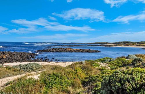 Port Fairy House | Hearns Beachside Villa 7