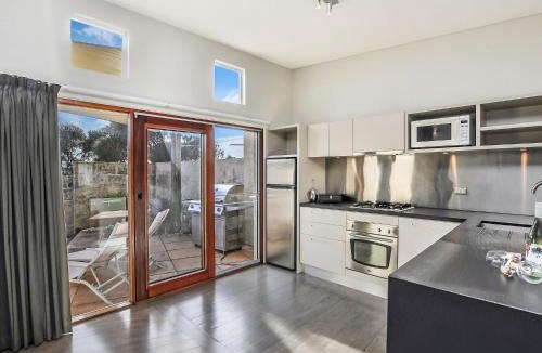 Port Fairy House | Hearns Beachside Villa 3