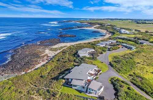 Port Fairy House | Hearns Beachside Villa 8