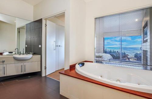 Port Fairy House | Hearns Beachside Villa 8