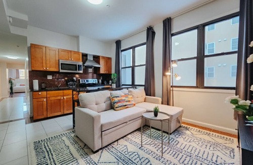 Chinatown Apartment | Heart/Convention Center/King Bed/Elevator
