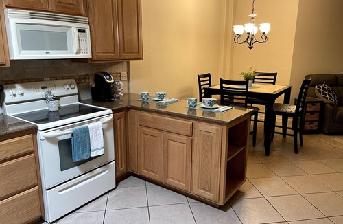 Boerne House | Heart of Boerne Townhome 4 min walk to Hill Country Mile, Cibolo Creek & more!