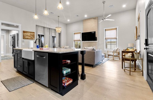 Eufaula House | Heart of Carlton Landing Sleeps 8 Prime Spot