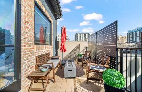 Ballpark House | Heart of Downtown City Views Deck BBQ