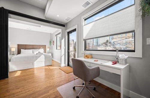 Ballpark House | Heart of Downtown City Views Deck BBQ