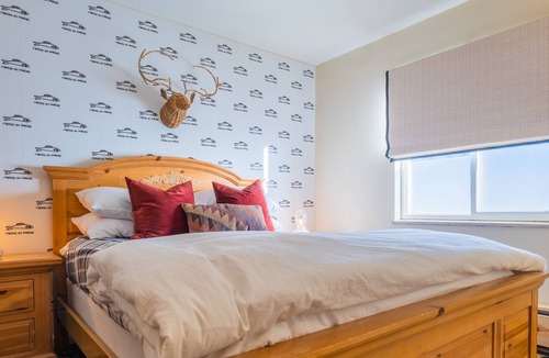 Weisshorn Condo | Heart of DWTN+Gondola Access+MT Views~ Queen Suite