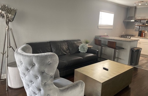 Knox - Henderson Apartment | Heart of Henderson - Modern with Comfy King Bed