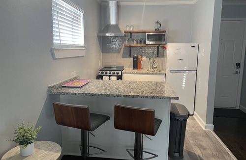 Knox - Henderson Apartment | Heart of Henderson - Modern with Comfy King Bed