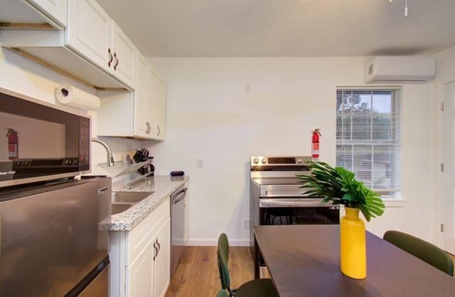 Greater East End Apartment | Heart of Houston - 2-BD/1-BA w Kids Playground