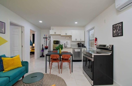 Greater East End House | Heart of Houston - 8-BD/4-BA with Yard