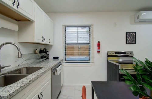 Greater East End House | Heart of Houston - 8-BD/4-BA with Yard