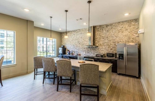 Central Southwest Condo | Heart of houston FREE PARKING MINUTES FROM EVERYTHING