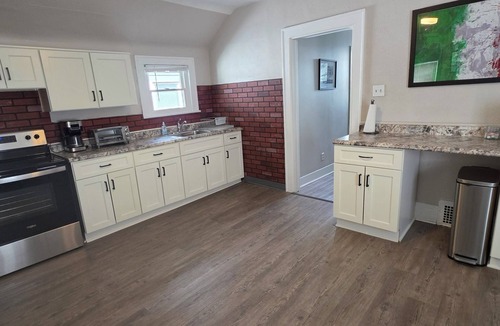Little Italy Apartment | Heart of Little Italy- Walk to CWRU & Cleveland Clinic -Free Parking