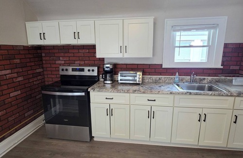 Little Italy Apartment | Heart of Little Italy- Walk to CWRU & Cleveland Clinic -Free Parking
