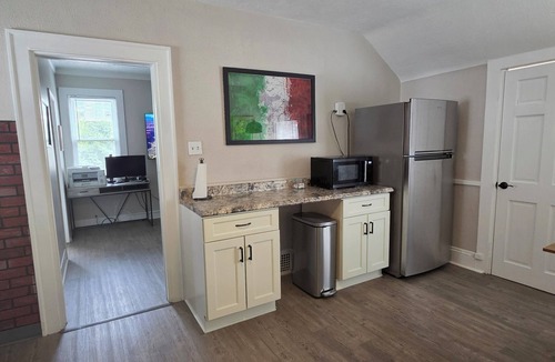 Little Italy Apartment | Heart of Little Italy- Walk to CWRU & Cleveland Clinic -Free Parking