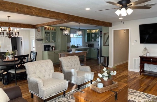 Lubbock House | ❤️Heart of Med District Lit’l Sister 3/2 Remodeled