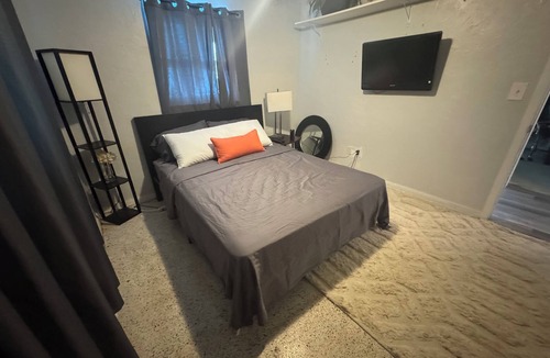 Tropic House | Heart of Melbourne nClose to Beaches nEastern Florida St CollegenKing Center