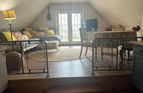 Northeast Virginia Beach Apartment | Heart of Old beach, outdoor porch overlooking the garden,
