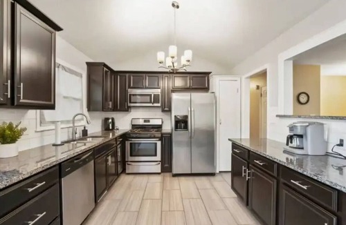 Lenexa House | Heart of Overland Park - 3BD - Backyard - BBQ with Netflix