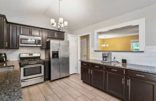 Lenexa House | Heart of Overland Park - 3BD - Backyard - BBQ with Netflix