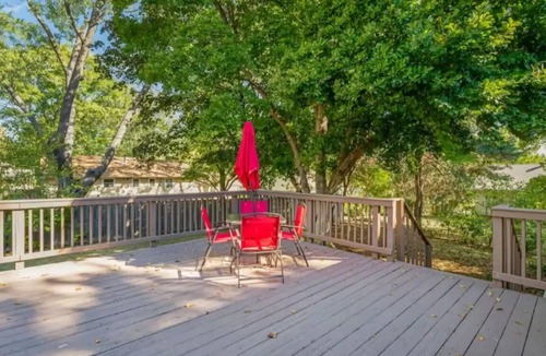 Lenexa House | Heart of Overland Park - 3BD - Backyard - BBQ with Netflix