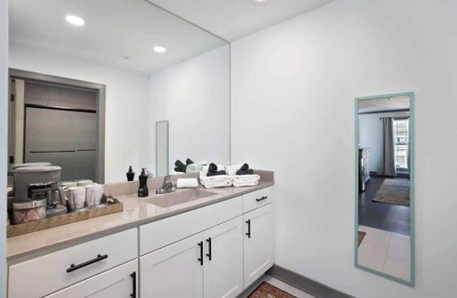 Parkville Apartment | Heart of Parkville Charming 1 Bed+King Stay Shops