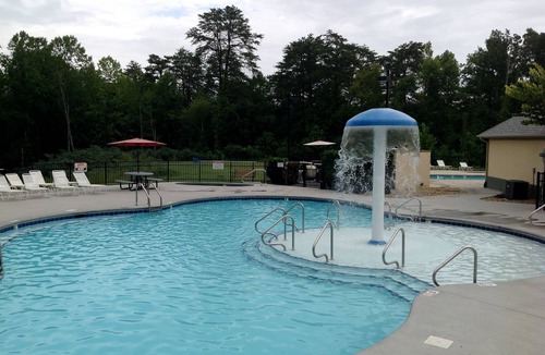 Pigeon Forge Condo | Heart of Pigeon Forge: Ground Level Cozy Condo with Pools & Whirlpool Tub