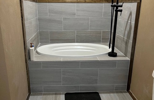 Brady House | Heart of Texas Near Downtown 1BR/1BA Remodeled Master