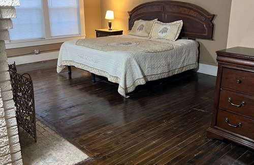 Brady House | Heart of Texas Near Downtown 1BR/1BA Remodeled Master