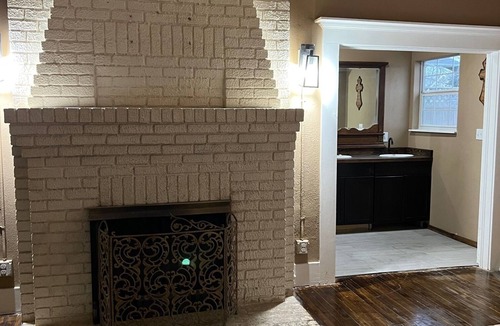 Brady House | Heart of Texas Near Downtown 1BR/1BA Remodeled Master