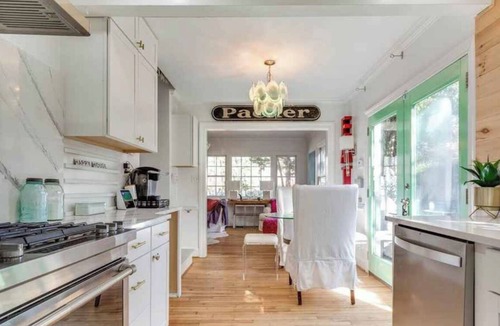 Sunset Hills House | Heart Of The City ❤️ Hot tub, ITB, NC State Cameron Village