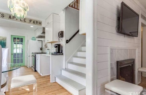 Sunset Hills House | Heart Of The City ❤️ Hot tub, ITB, NC State Cameron Village