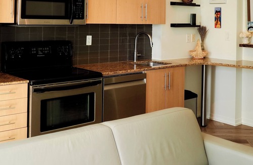 Financial District Condo | Heart of Toronto - Chic Studio with Top Amenities and CN Tower View