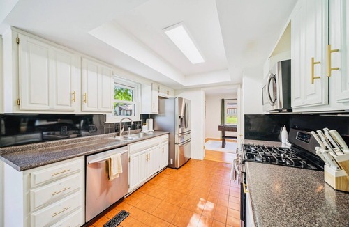 South Tulsa House | Heart of Tulsa, game room, fireplace, Sleeps 8, grill, pool.